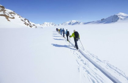 Les sommets alpins du Spitzberg, ski et voile