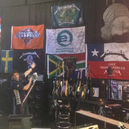 Le drapeau d'Oceanwide au siège de Metallica