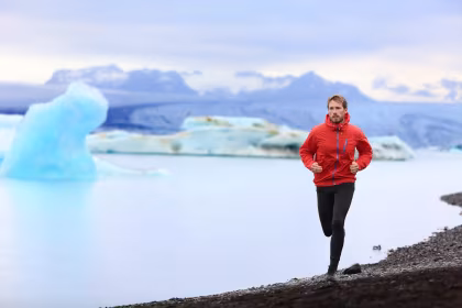 Première mondiale - course à pied à distance soutenue par un bateau dans l'est du Groenland