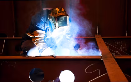 Acier, sueur et feu : la forge d'Hondius au chantier naval de Brodosplit