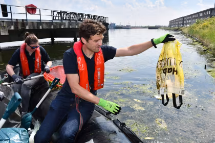 Oceanwide Removes Local Waste in Memory of Sarah Auffret