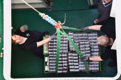 Oceanwide Expeditions doneert overtollige voorraden aan lokale voedselbank