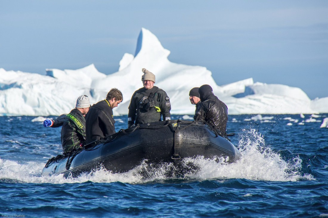 Return to the ship after a dive
