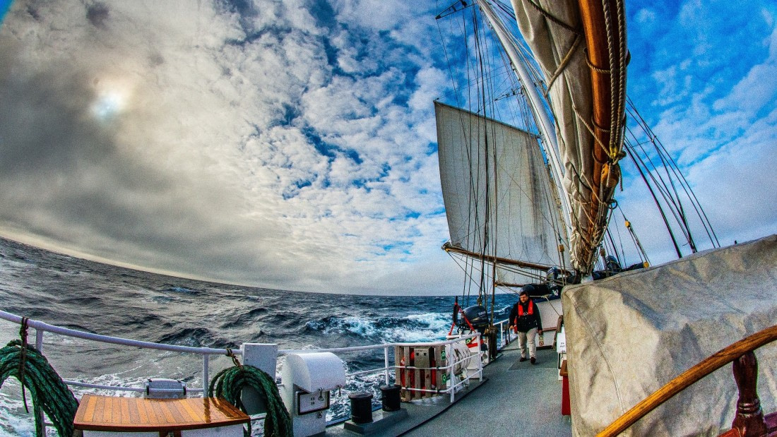 Rembrandt van Rijn enroute to greenland, captain rules: life-vest & 1 handsfree all times 8/2017