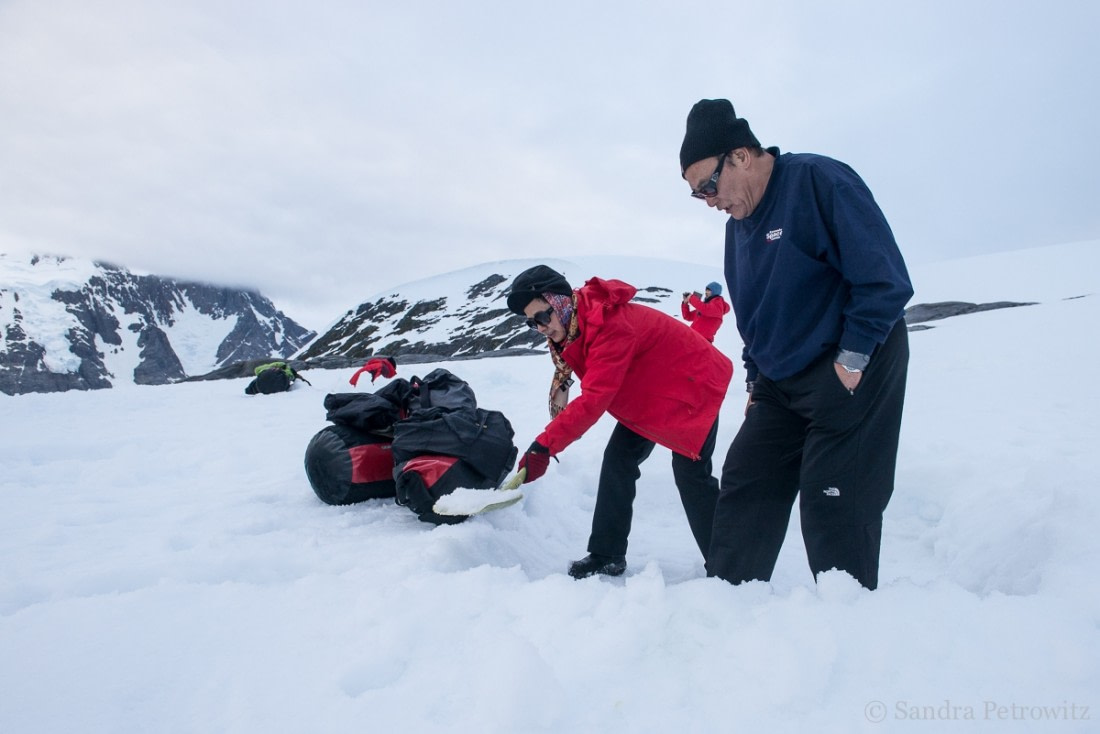 Camping, digging sleeping area © Oceanwide Expeditions