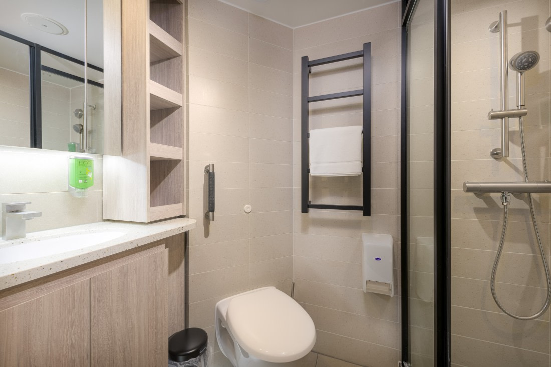 Hondius, Twin deluxe bathroom 01.jpg