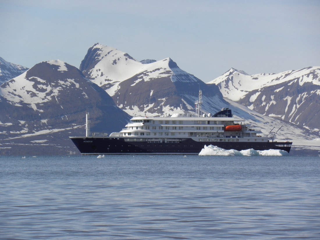 Hondius in Svalbard © Johanna van der Span - Oceanwide Expeditions.jpg