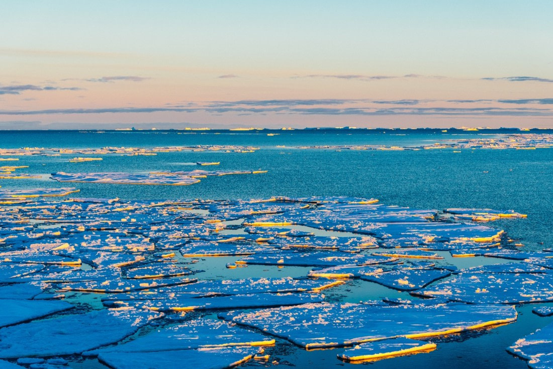 Antarctica,-Weddell-Sea,-Snow-Hill---Sunset-landscape---November-2019