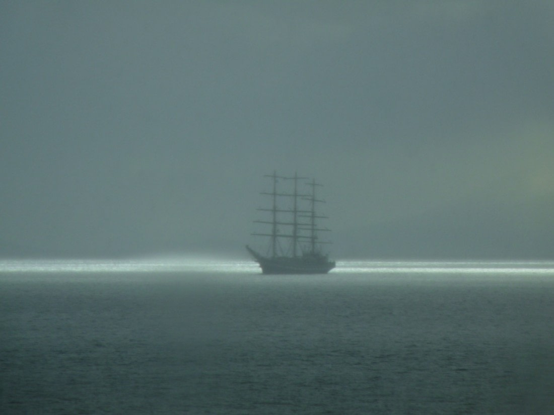 Sailboat passed by the Hondius