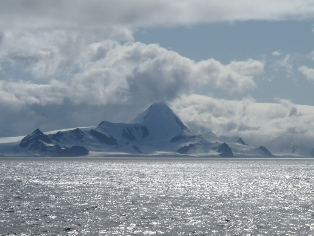 Sailing towards Half Moon Island