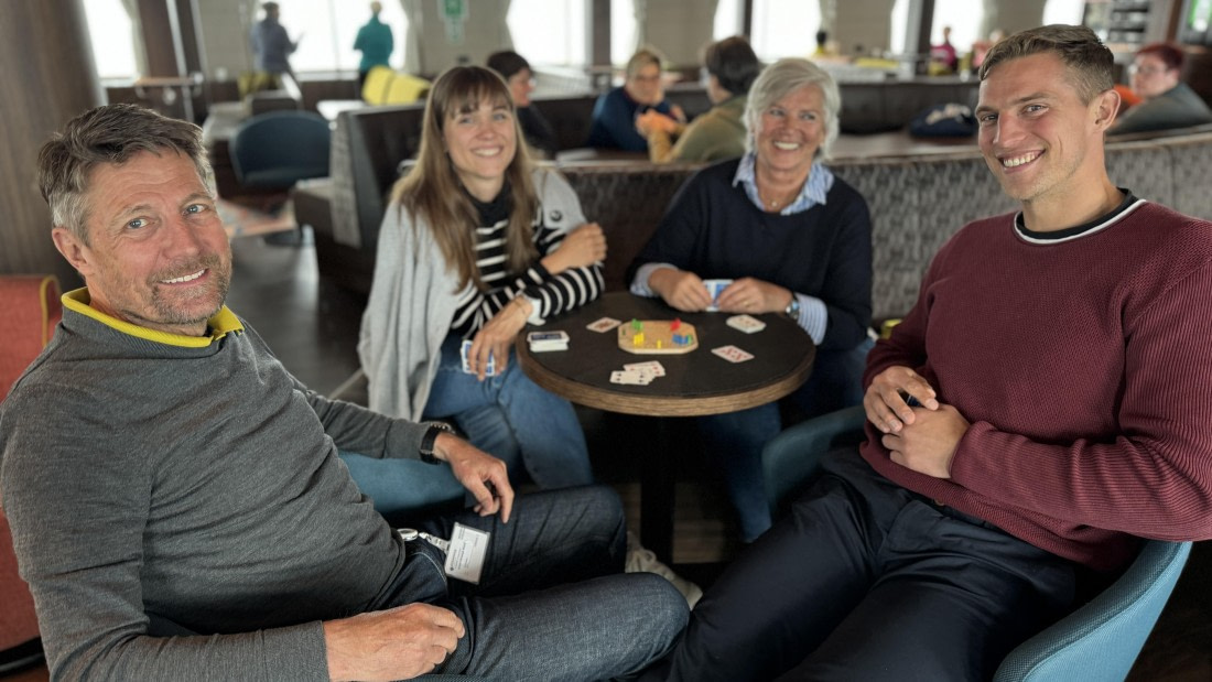 HDS05-24, Day 7, Guestplayingboardgame © Meike Sjoer - Oceanwide Expeditions.jpg