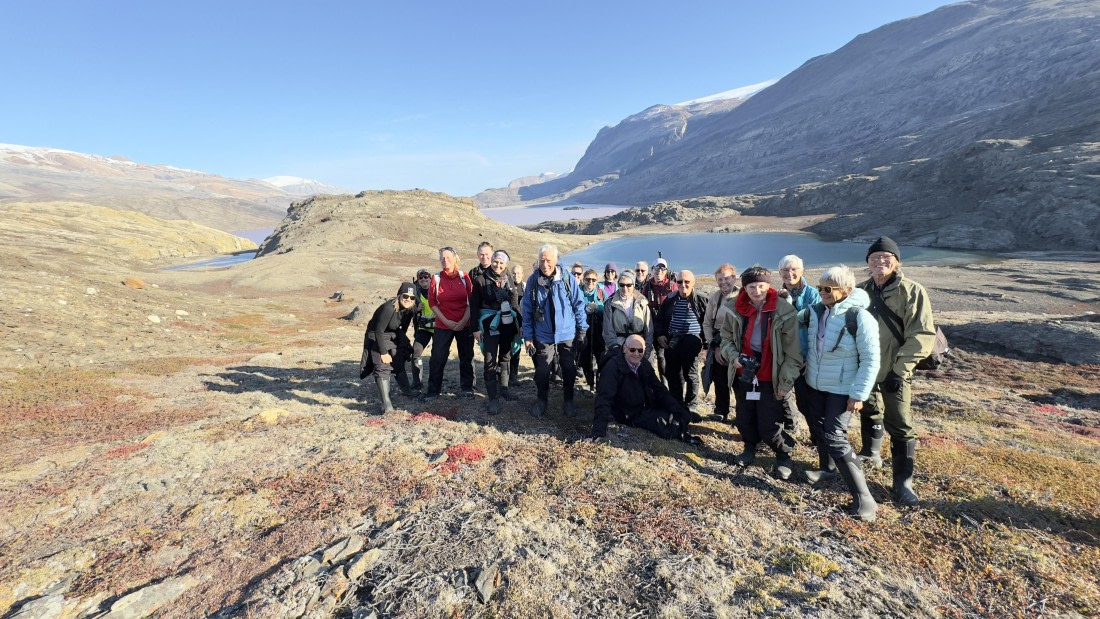HDS12-24, Day 6,  grouppicblomsterbugten-view-meike © Meike Sjoer - Oceanwide Expeditions.jpg