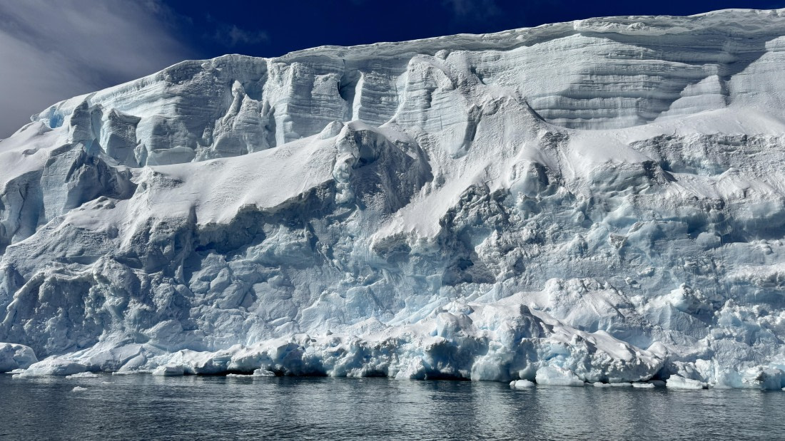 HDS21a24, Day 8, hangingglacier © Meike Sjoer - Oceanwide Expeditions.jpg
