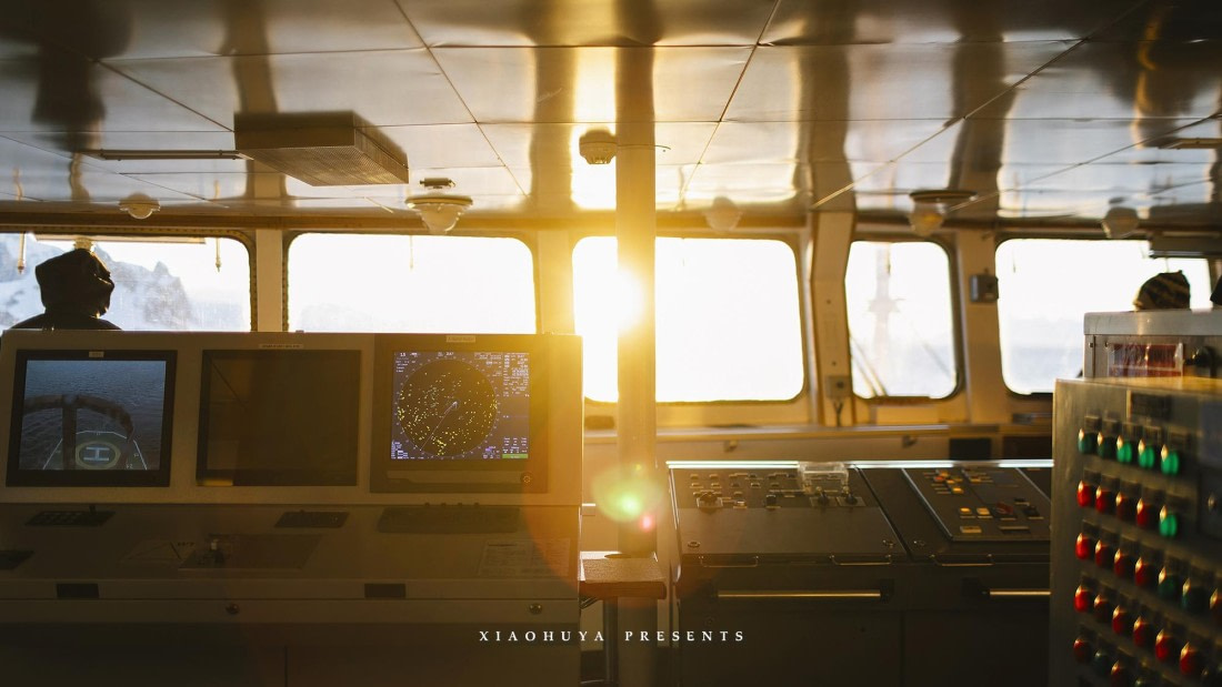 The sunlight in Antarctica shines on the bridge of the ship