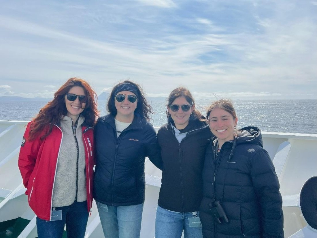 HDS26-25, Day 18, Guests on deck © Unknown photographer - Oceanwide Expeditions.jpg