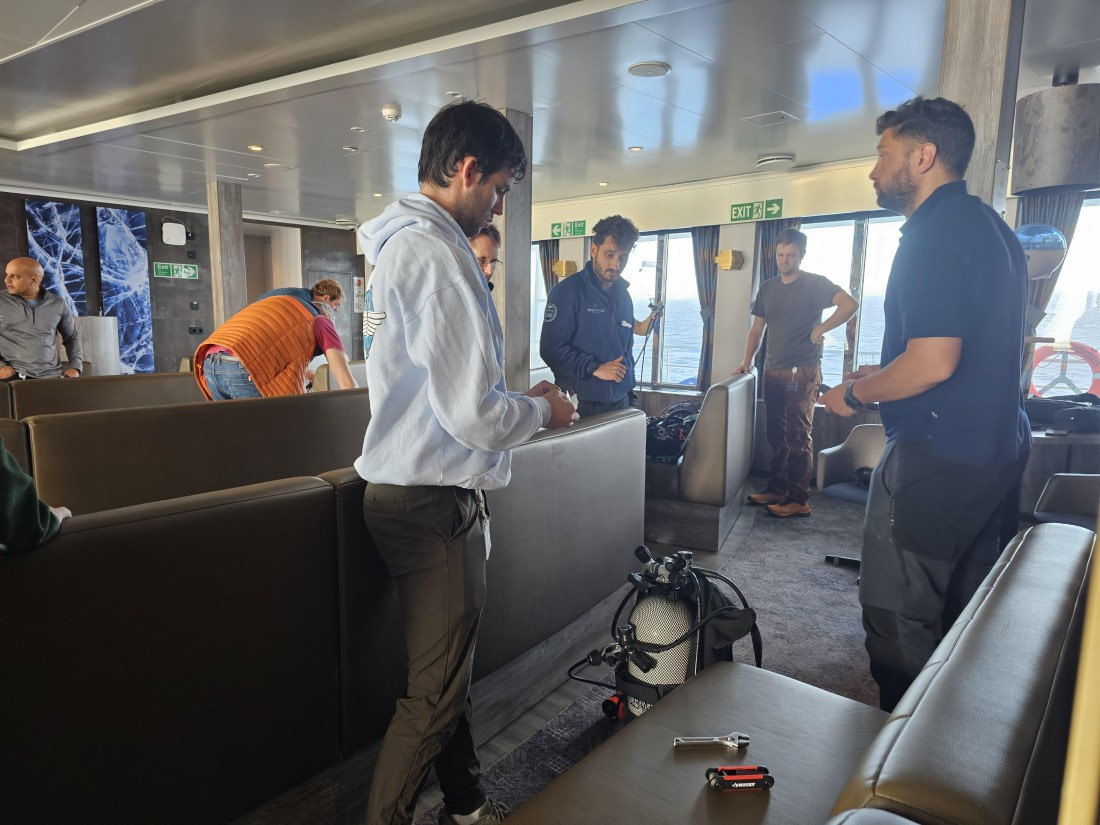 HDS27-25, Day 2, Divers © Unknown photographer - Oceanwide Expeditions.jpg