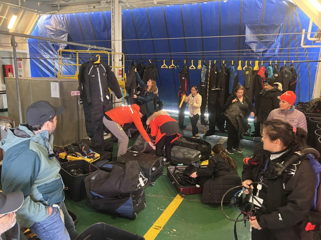 OTL31-25, Day 3, Diversgetting_kit_ready© Unknown photographer - Oceanwide Expeditions.jpg