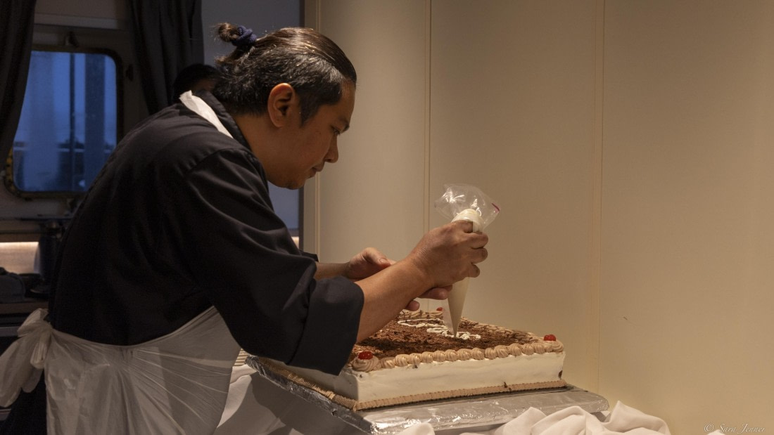 OTL31-25, Day 6, Crossing the circle cake decoration © Sara Jenner - Oceanwide Expeditions.jpg