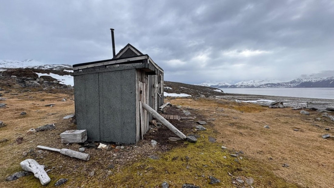 HDS02-25, Day 2, Hut © Meike Sjoer - Oceanwide Expeditions.jpg