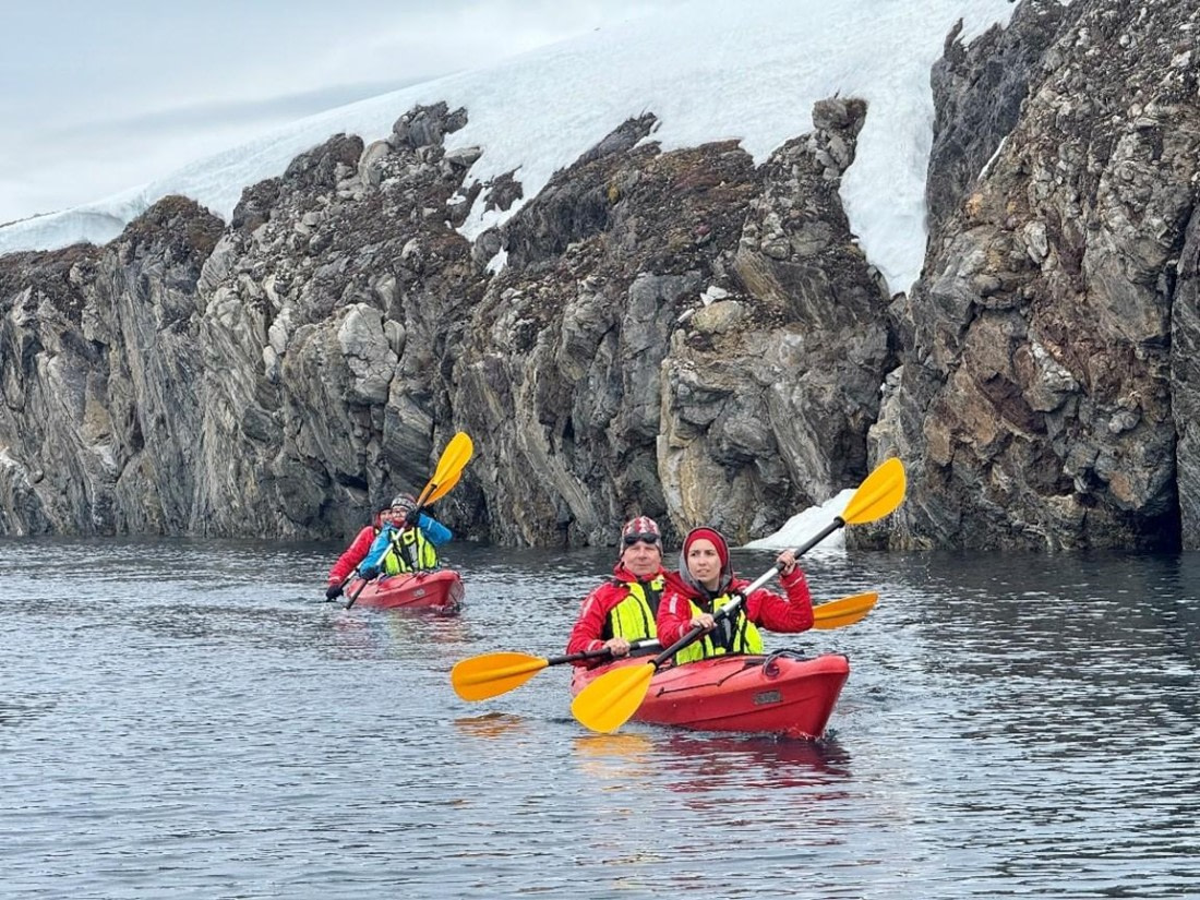 HDS02-25, Day 3, Kayaking © Unknown photographer - Oceanwide Expeditions.jpg