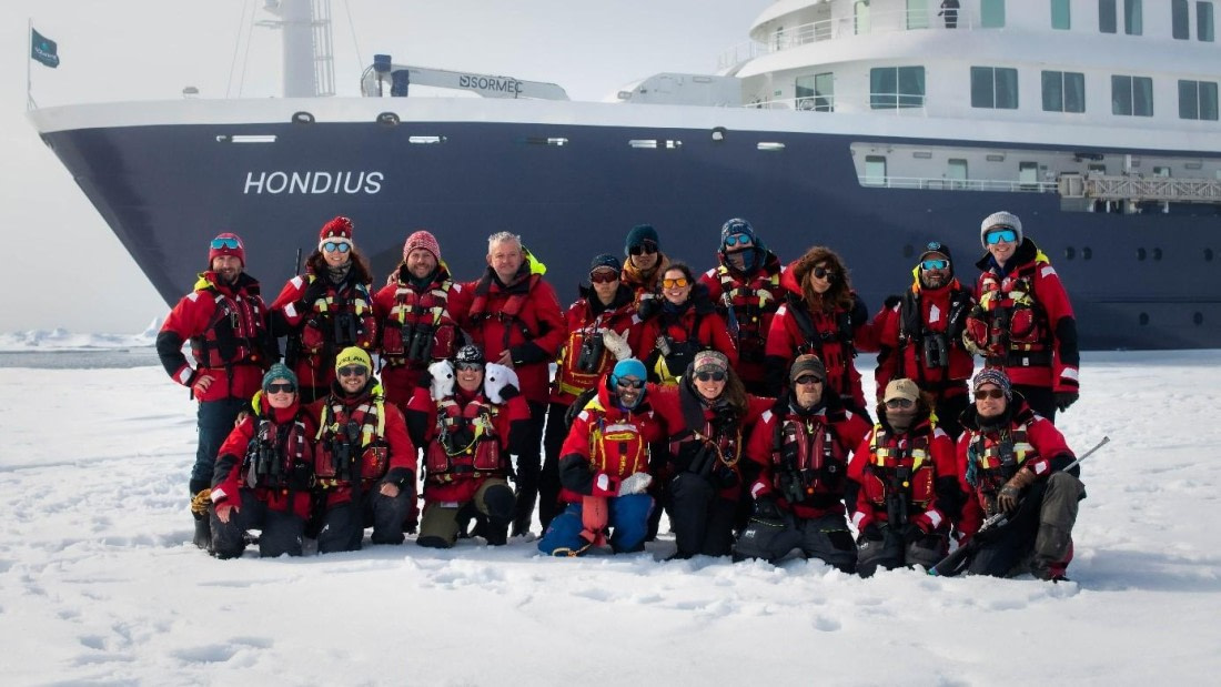 HDS02-25, Day 8, Team photo © Alexander Romanovskiy - Oceanwide Expeditions.jpg
