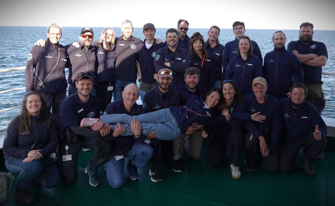 HDS04-25, Day 8, Team photo © Unknown photographer - Oceanwide Expeditions.jpg