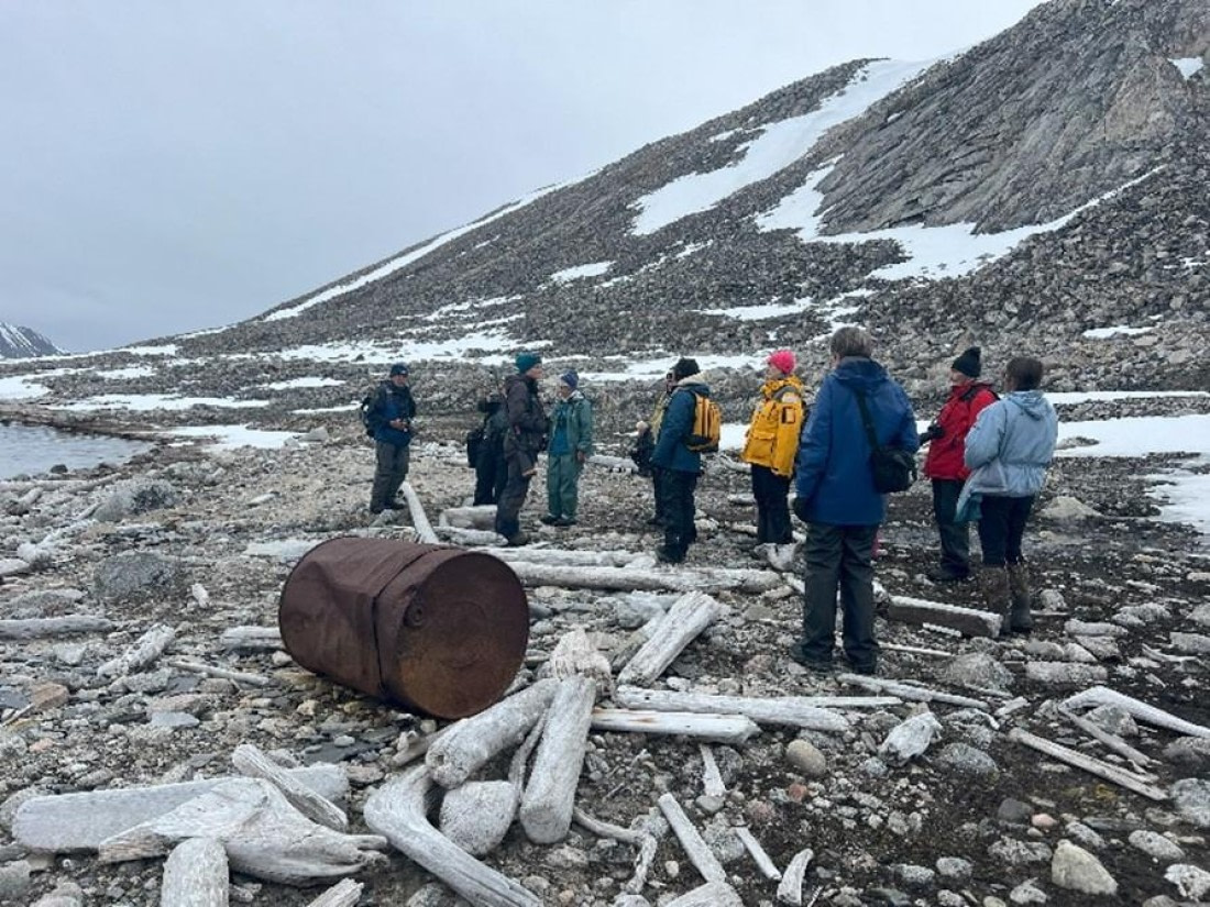 PLA06-25, Day 4, Guests 2 © Unknown photographer - Oceanwide Expeditions.jpg