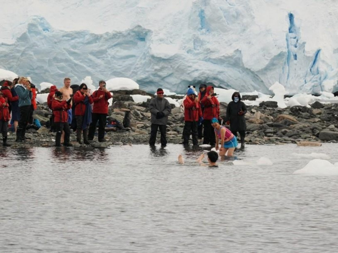HDS22-25, Day 7, Polar plunge © Unknown photographer - Oceanwide Expeditions.jpg