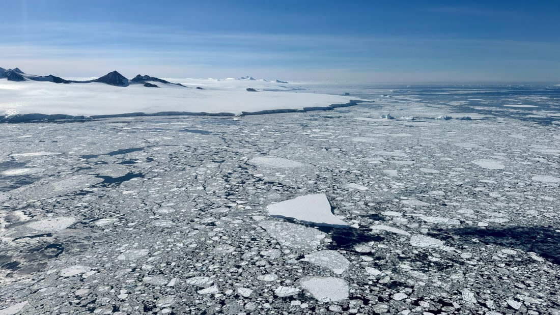 OTL22-25, Day 5, IMG_6683.jpeg © Allan White - Oceanwide Expeditions.jpeg