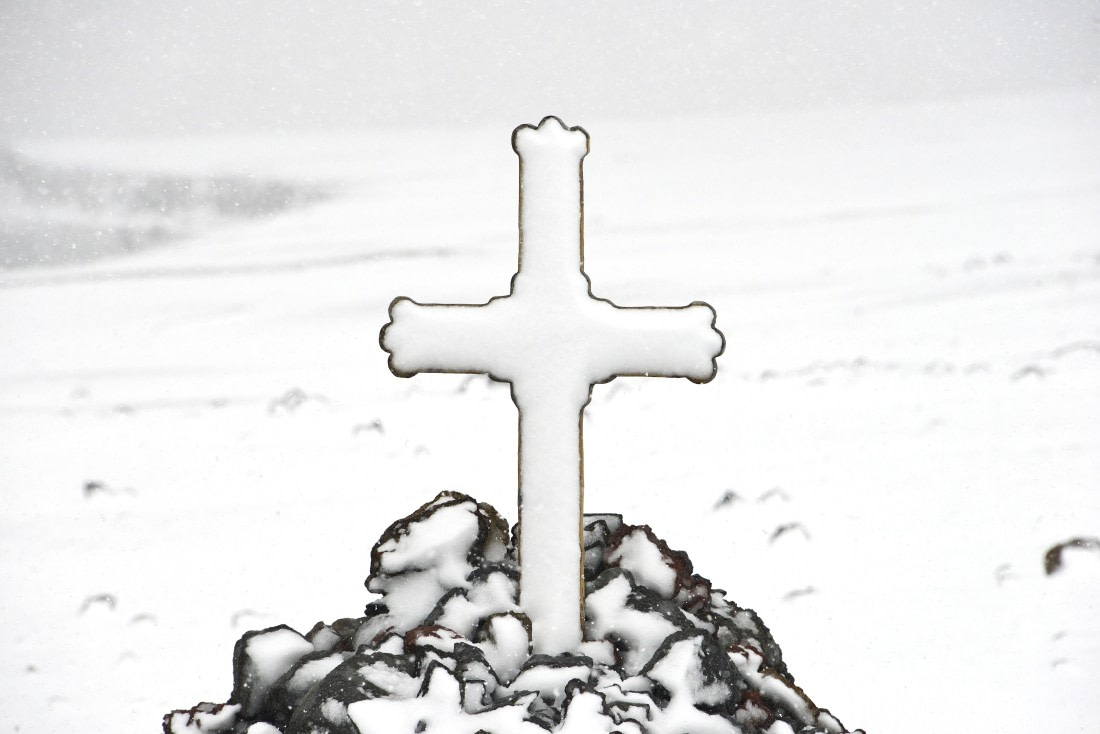 OTL24-25, Day 3, Gary 3Dec-Deception3-Grave.JPG © Gary Miller - Oceanwide Expeditions.JPG