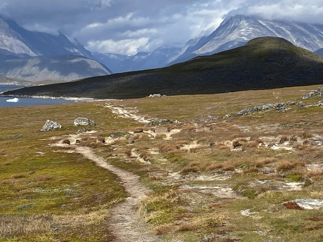 Long path to the mountains