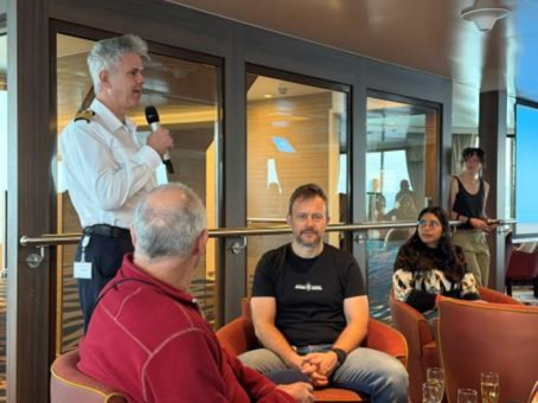 HDS30-26, Day 10, Farewell toast © Unknown photographer - Oceanwide Expeditions.jpg