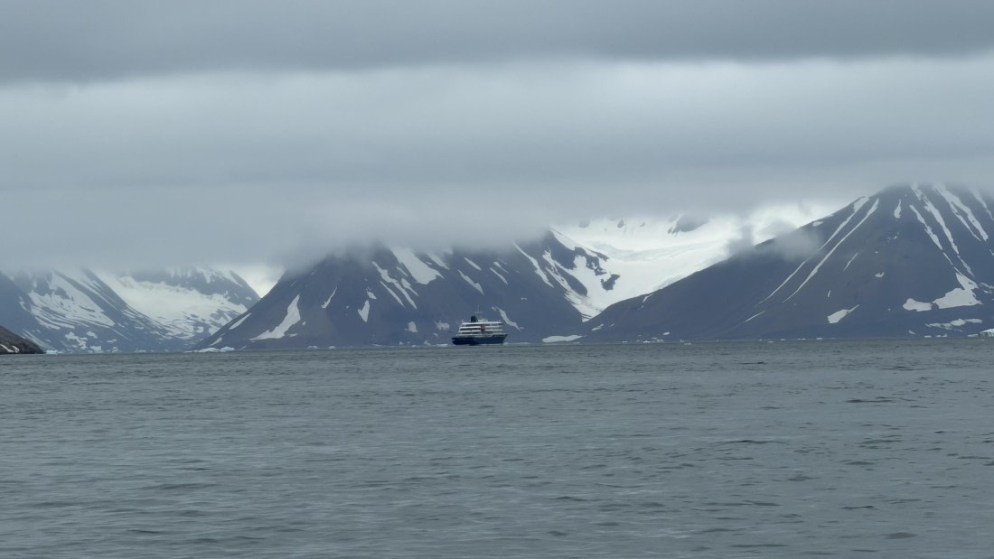 HDS06-26,_Day_9,_IMG_3035_©_Unknown_photographer_-_Oceanwide_Expeditions.jpg