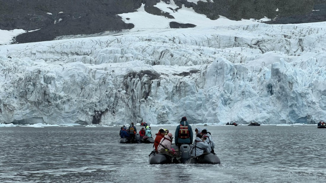 HDS06-26,_Day_9,_IMG_3036_©_Unknown_photographer_-_Oceanwide_Expeditions.jpg