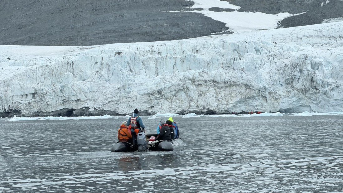 HDS06-26,_Day_9,_IMG_3038_©_Unknown_photographer_-_Oceanwide_Expeditions.jpg