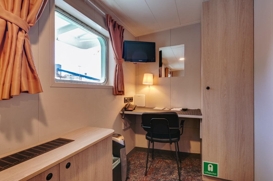 Plancius, Twin Window 412-2 © Joanke Louws - Oceanwide Expeditions.jpg
