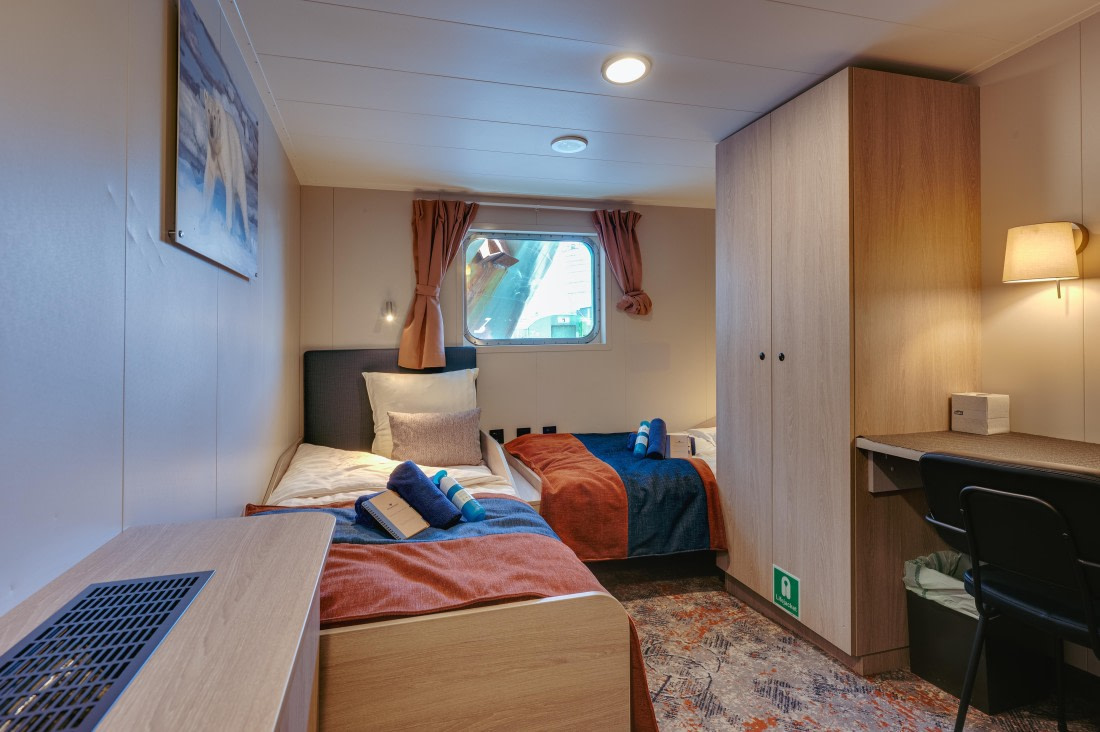 Plancius, Twin Window 416 © Joanke Louws - Oceanwide Expeditions.jpg