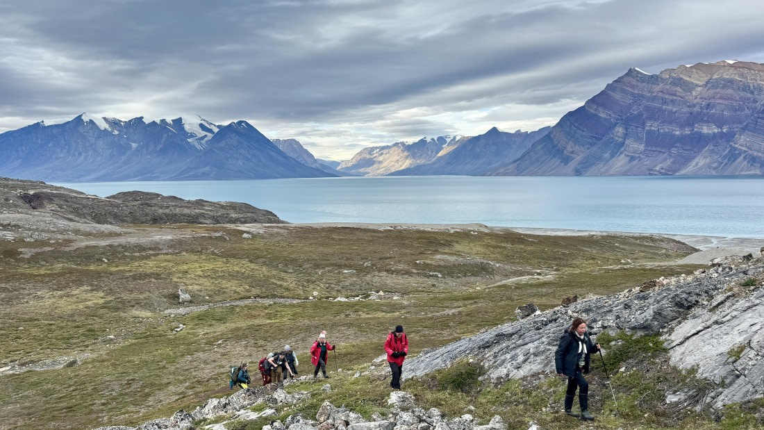 HDS10-26, Day 7, hikingup-meike.JPG © Meike Sjoer - Oceanwide Expeditions.JPG