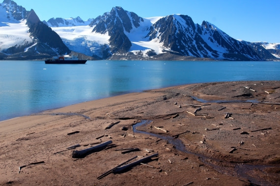 Breathtaking view of the scenery on the beach of Buchananhalvøya wich is between Ayerfjorden and Klinckowstromfjorden