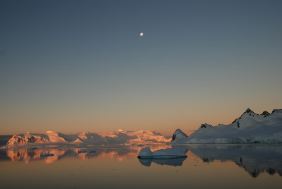midnight in antarctic summer