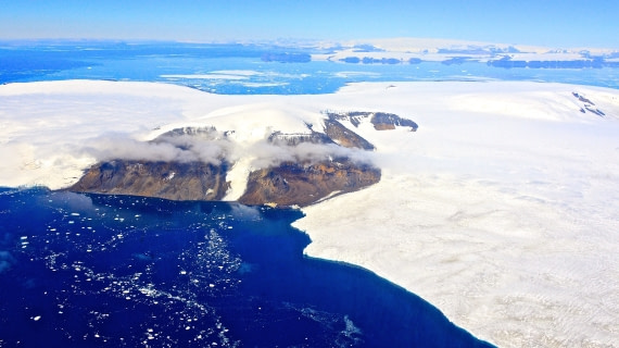 Antarctica, bright & blue from helicopter: 3 dec 2016