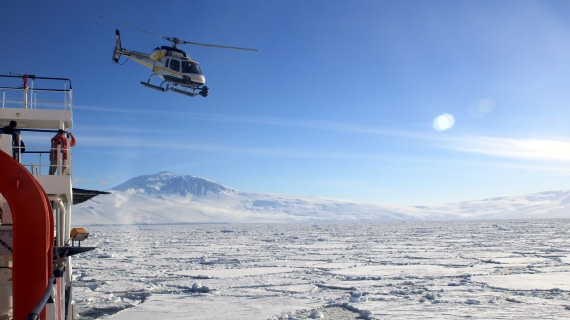 OTL27-17 helicopter voor Mount Erebus