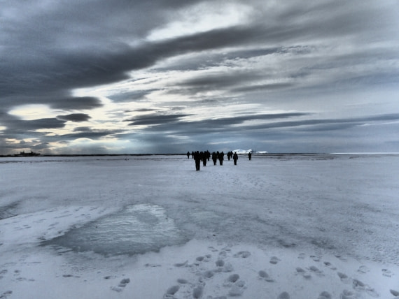 Hikers on the ice of Poolepynten returning to Ortelius