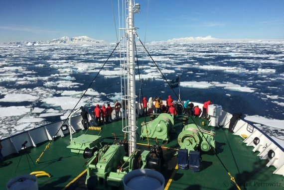 Cruising through the Crystal Sound © Sandra Petrowitz - Oceanwide Expeditions.jpg