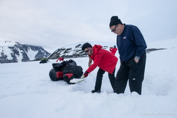 Camping, digging sleeping area © Oceanwide Expeditions