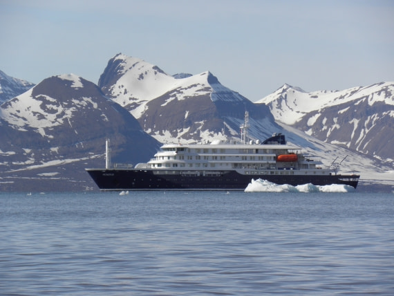 Hondius in Svalbard © Johanna van der Span - Oceanwide Expeditions.jpg