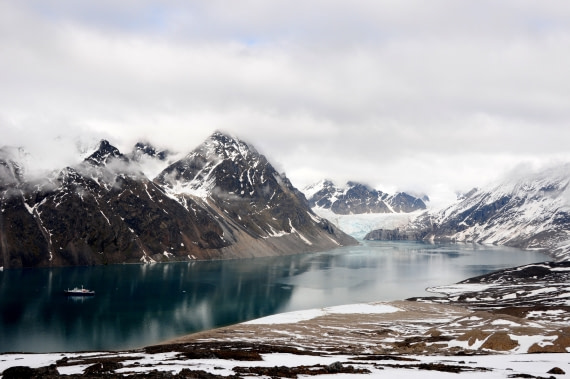 M/v Plancius at Tinayrebukta