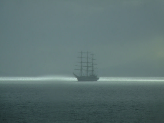 Sailboat passed by the Hondius