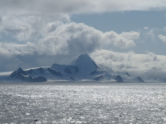 Sailing towards Half Moon Island