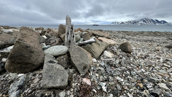 HDS03-24, Day 5, whalersgrave © Meike Sjoer - Oceanwide Expeditions.jpg